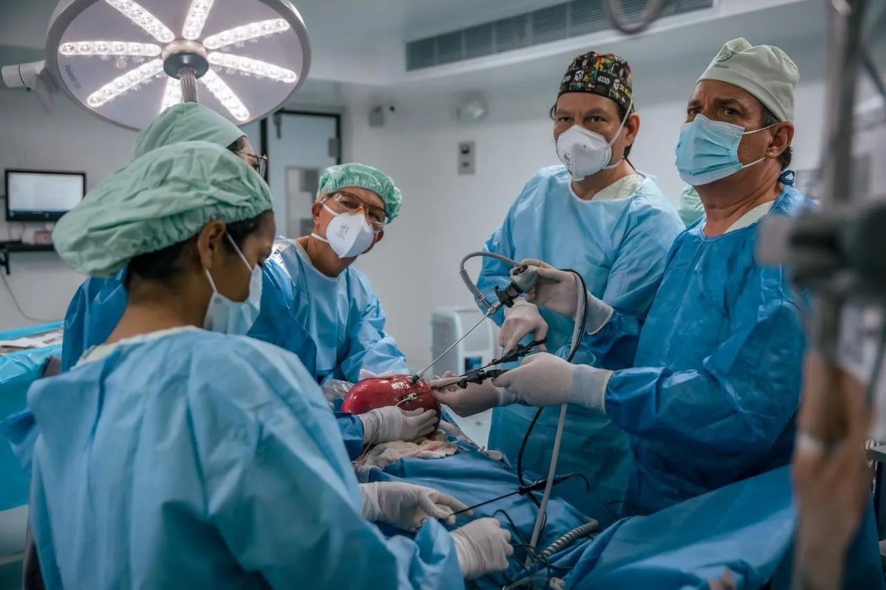 El equipo de cirugía fetal durante una cirugía en Barranquilla.