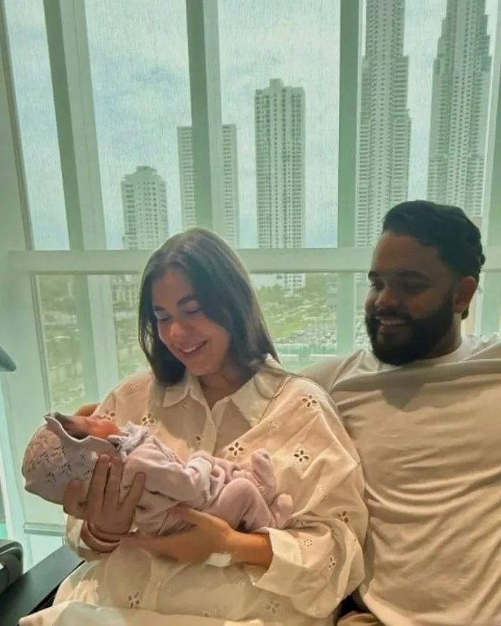 Belén recién nacida, en brazos de su mamá, junto a su papá.