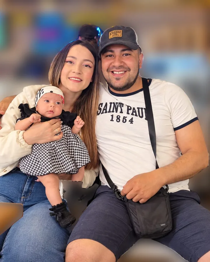 Dulce María, de dos meses, en brazos de su mamá, junto a su papá.