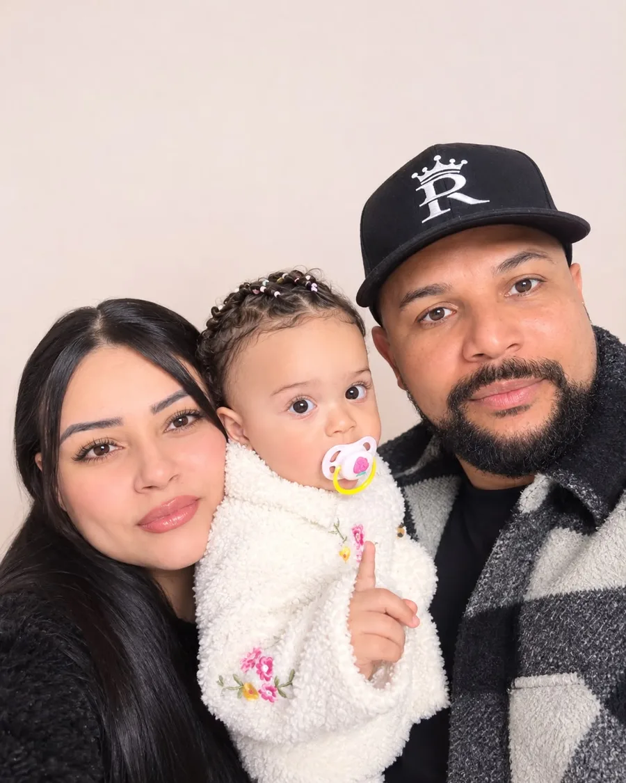 Maia con su mamá y su papá.